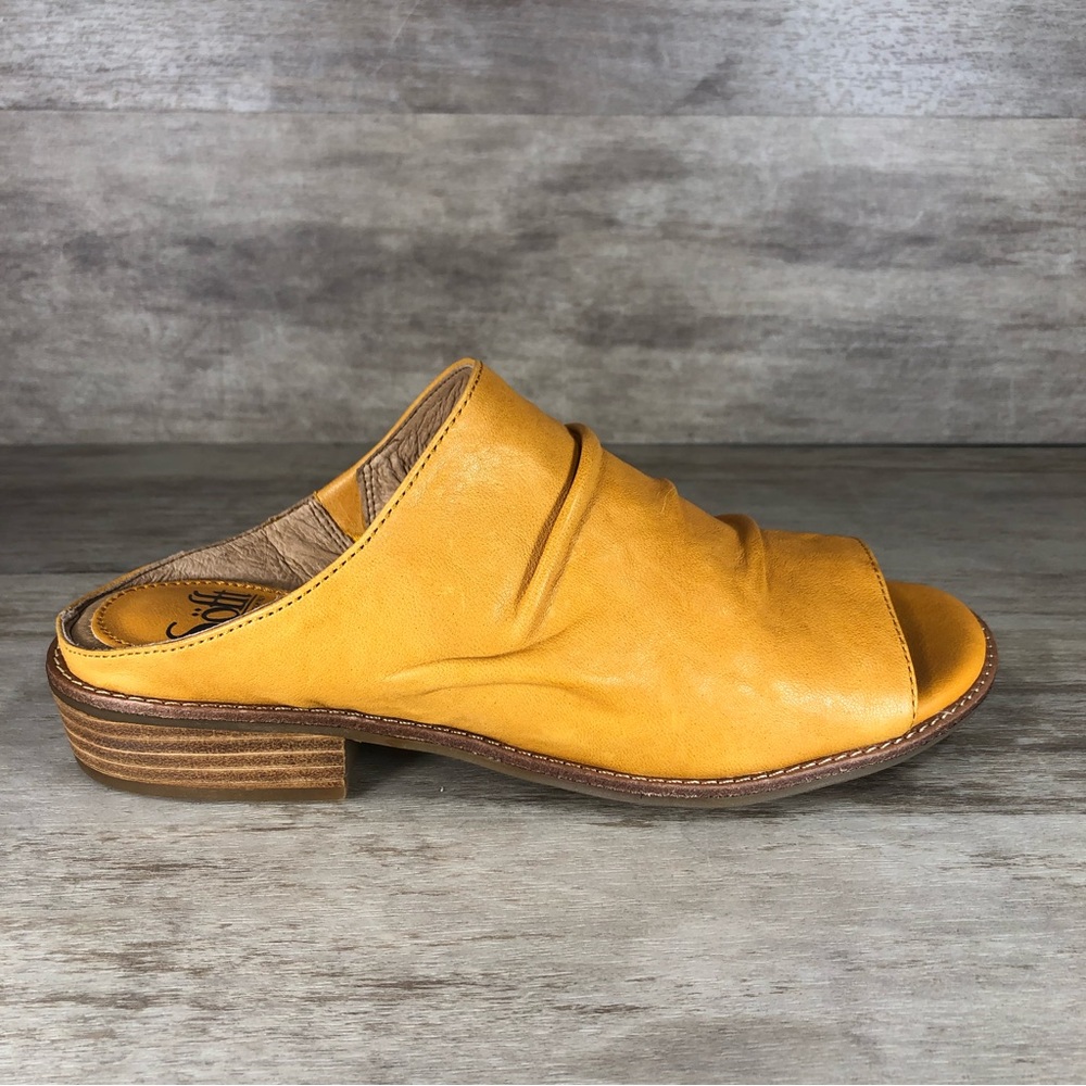 Sofft Women's Yellow Leather Mules